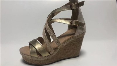 Geënsceneerde riemhelling en sandalen